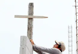 Día de la Santa Cruz: ¿Qué significa colgar un crucifijo en una construcción?