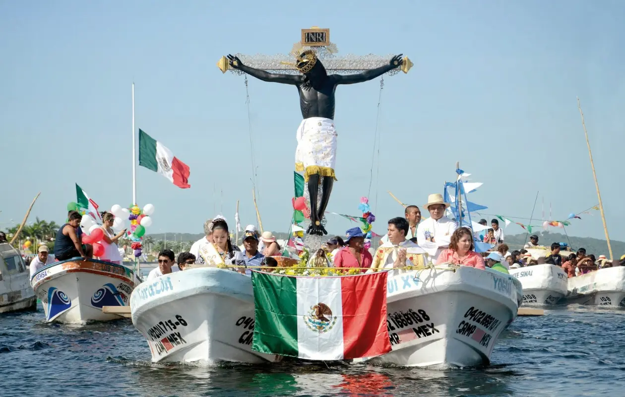 En su festividad, la imagen es llevada en procesión por los pescadores.