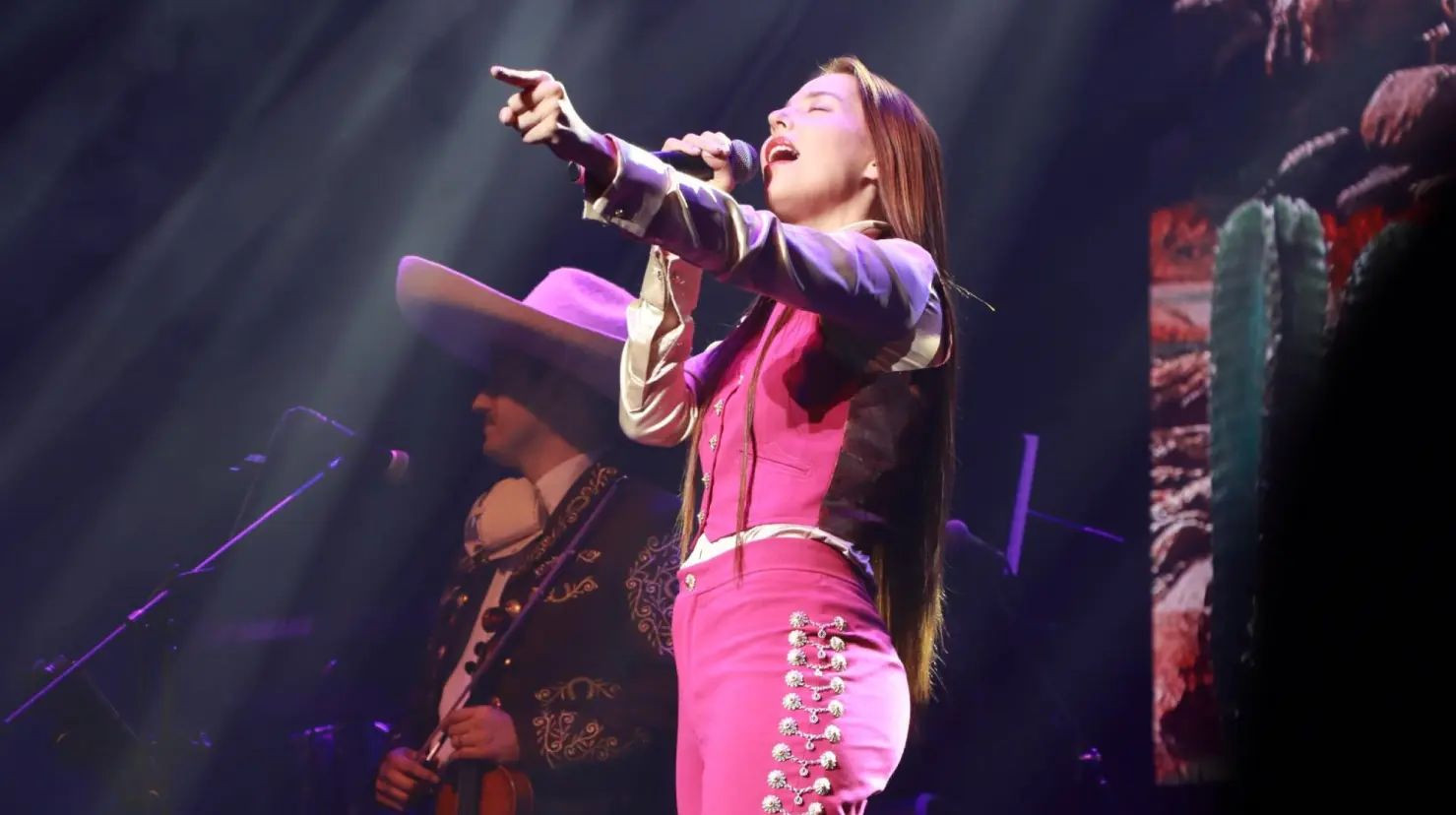 ¿Prioriza eventos de alto perfil? Majo Aguilar cancela presentación por cantar en pelea de Canelo