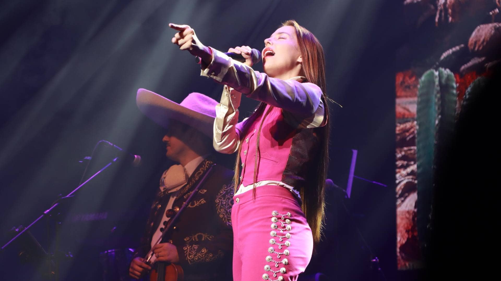 ¿Prioriza eventos de alto perfil? Majo Aguilar cancela presentación por cantar en pelea de Canelo