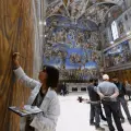 El Vaticano acelera los preparativos del cónclave en la Capilla Sixtina para nuevo Papa