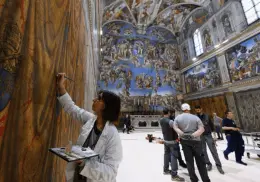 El Vaticano acelera los preparativos del cónclave en la Capilla Sixtina para nuevo Papa