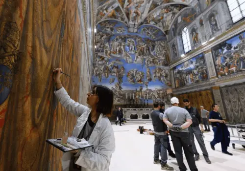 El Vaticano acelera los preparativos del cónclave en la Capilla Sixtina para nuevo Papa