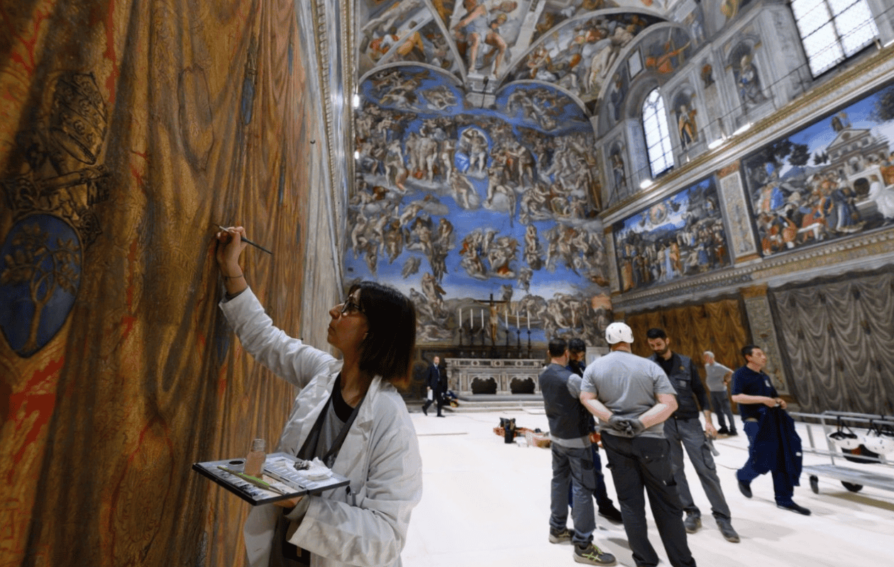 El Vaticano acelera los preparativos del cónclave en la Capilla Sixtina para nuevo Papa