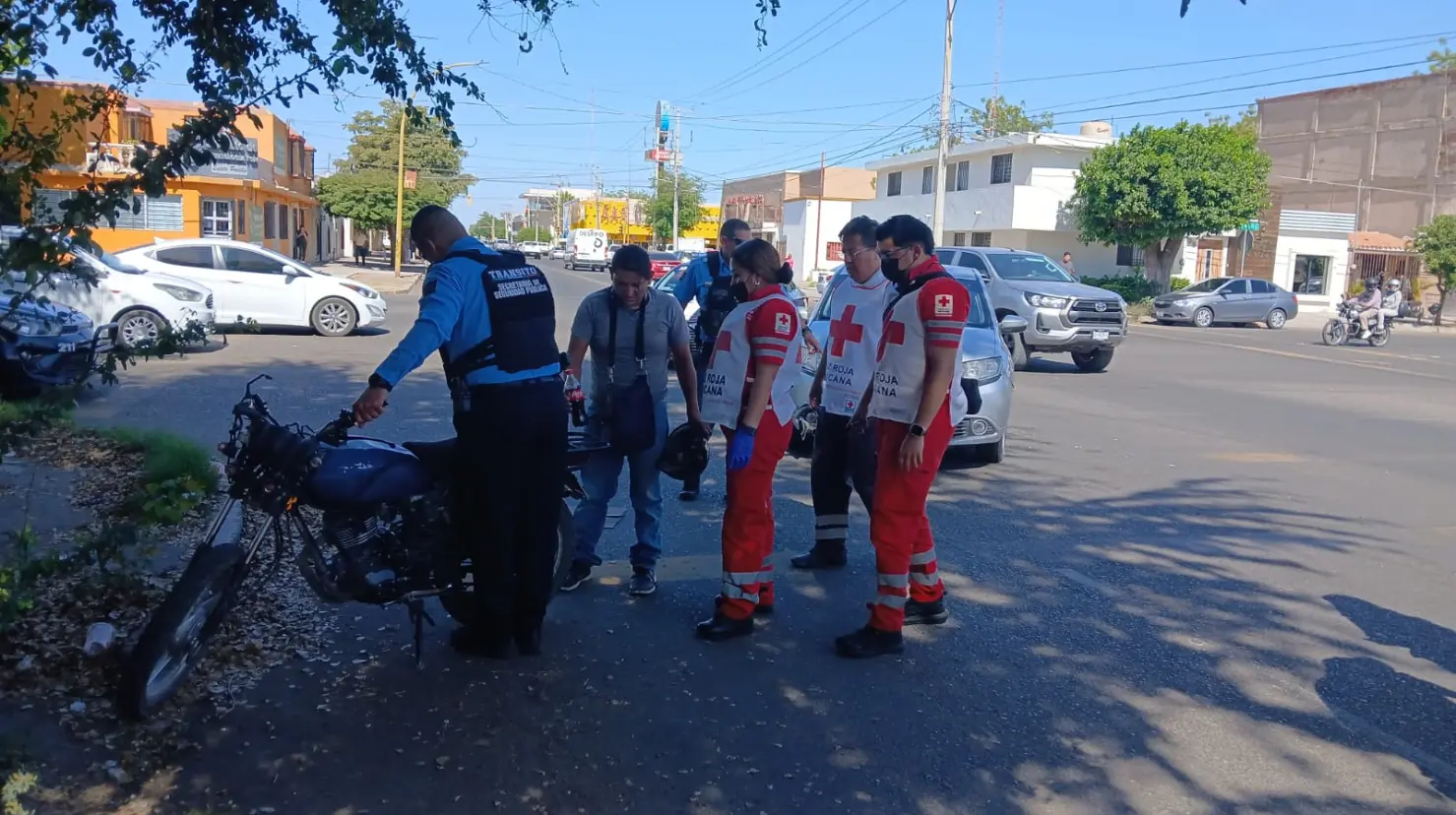 Embisten a motociclista que omitió señal de alto, en el Centro de Ciudad Obregón