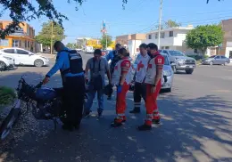 Embisten a motociclista que omitió señal de alto, en el Centro de Ciudad Obregón