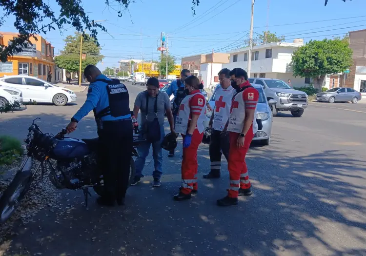 Embisten a motociclista que omitió señal de alto, en el Centro de Ciudad Obregón