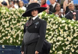 Rihanna confirma su tercer embarazo en la Met Gala 2025 y deslumbra con su estilo icónico