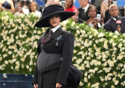 Rihanna confirma su tercer embarazo en la Met Gala 2025 y deslumbra con su estilo icónico