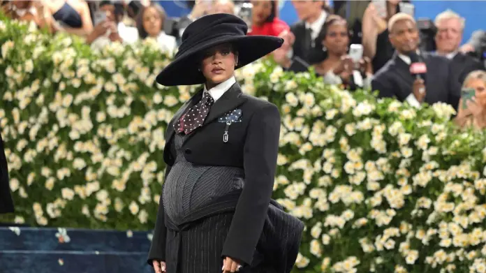 Rihanna confirma su tercer embarazo en la Met Gala 2025 y deslumbra con su estilo icónico Rihanna confirma su tercer embarazo en la Met Gala 2025 y deslumbra con su estilo icónico