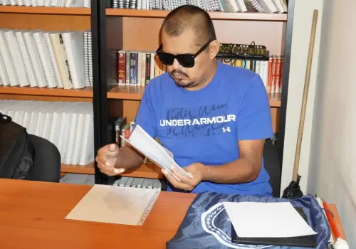 Brindan diplomado gratuito a personas con discapacidad visual en Cajeme