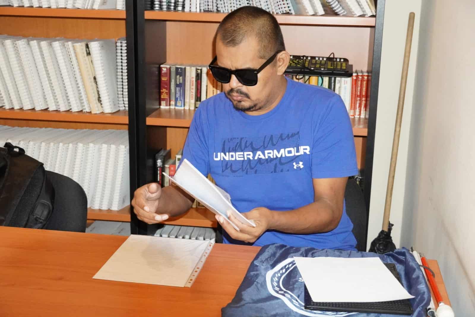 Brindan diplomado gratuito a personas con discapacidad visual en Cajeme