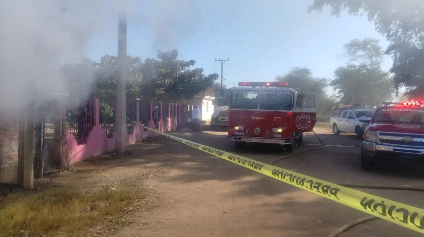 Etchojoa en foco rojo por incendio a casa habitación