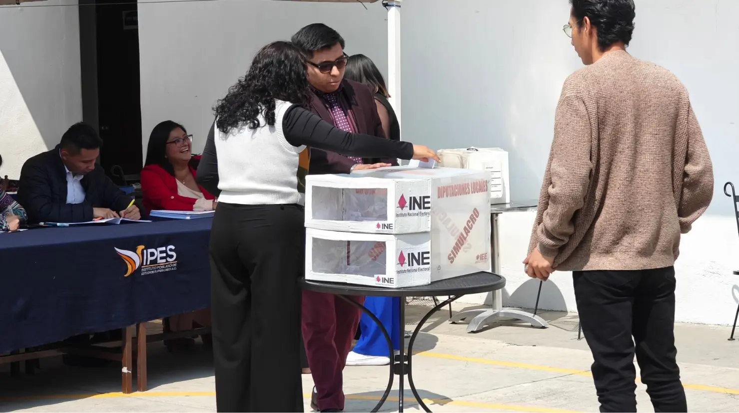 Cabe destacar que, aunque el votante decida llevar por escrito los datos de los candidatos que elegirá, la emisión de su voto de igual forma sigue siendo de forma libre y secreta
