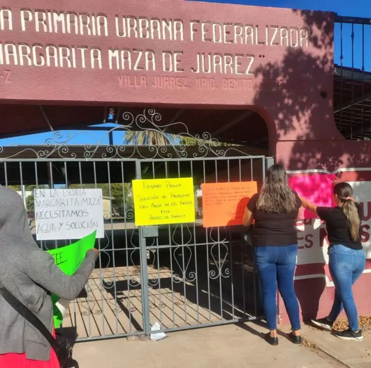 Toman escuela primaria en Benito Juárez