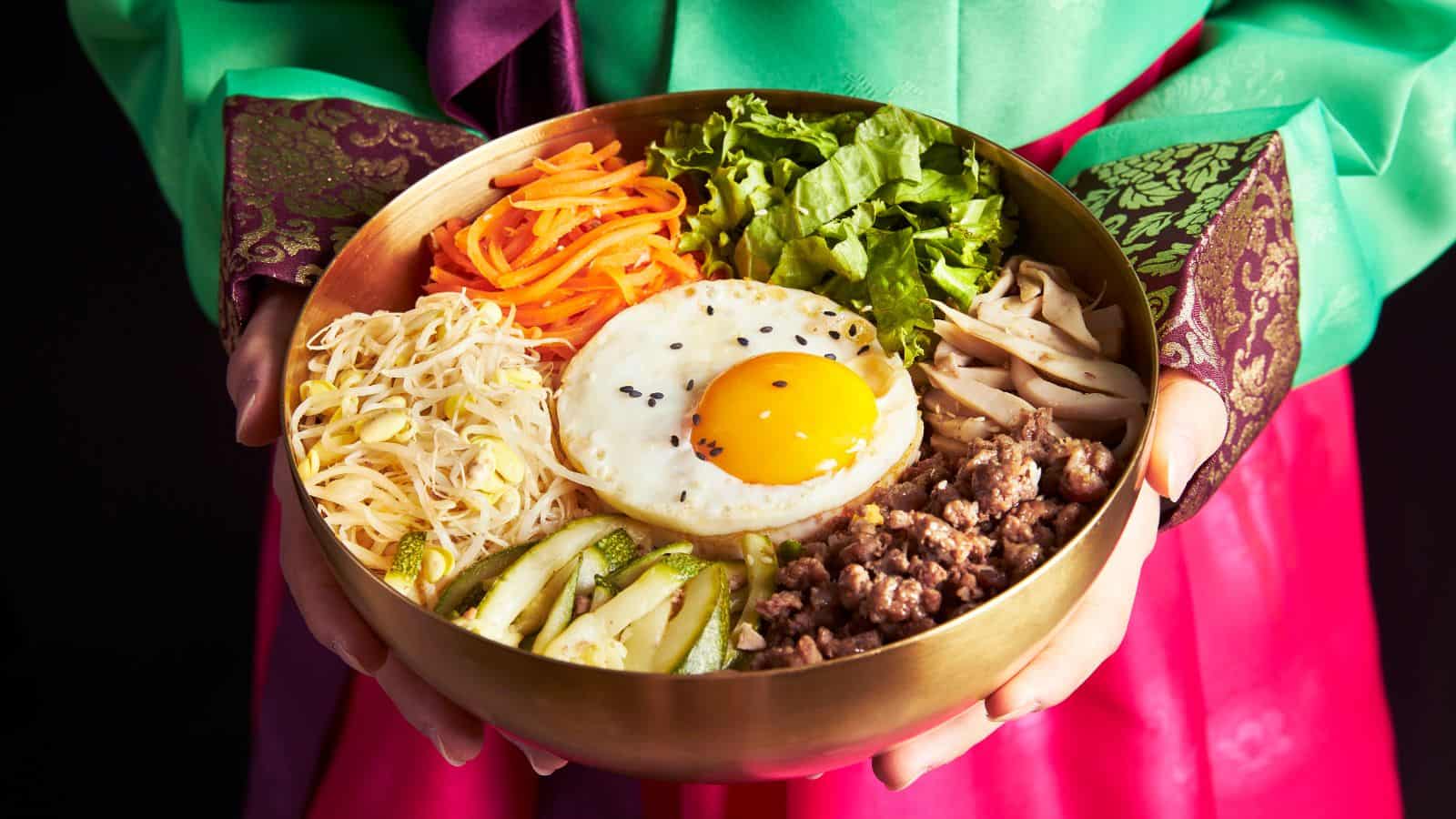 Bibimbap Coreano: Conoce el plato saludable y delicioso con arroz, vegetales frescos y carne magra para una comida completa