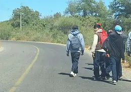 Peligran estudiantes en carretera rural de Navojoa