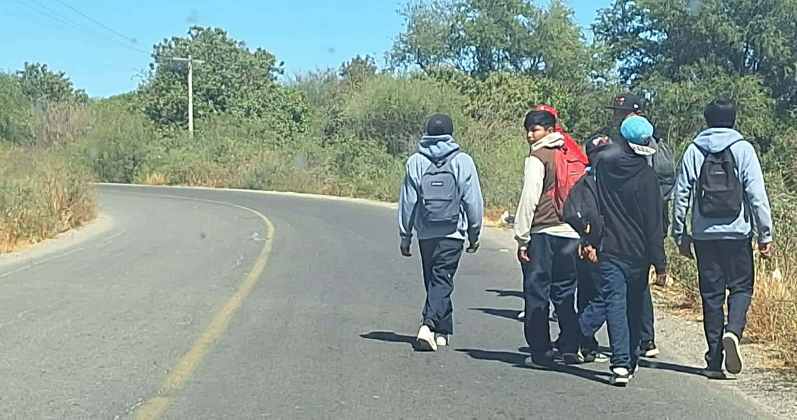Peligran estudiantes en carretera rural de Navojoa