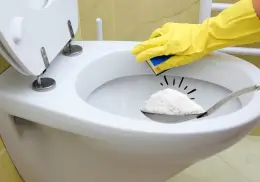 El truco para limpiar y desinfectar inodoros con solo un ingrediente de cocina