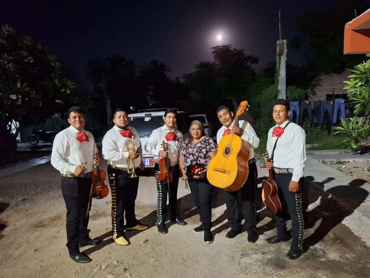 Músicos "hacen su agosto" por Día de las Madres