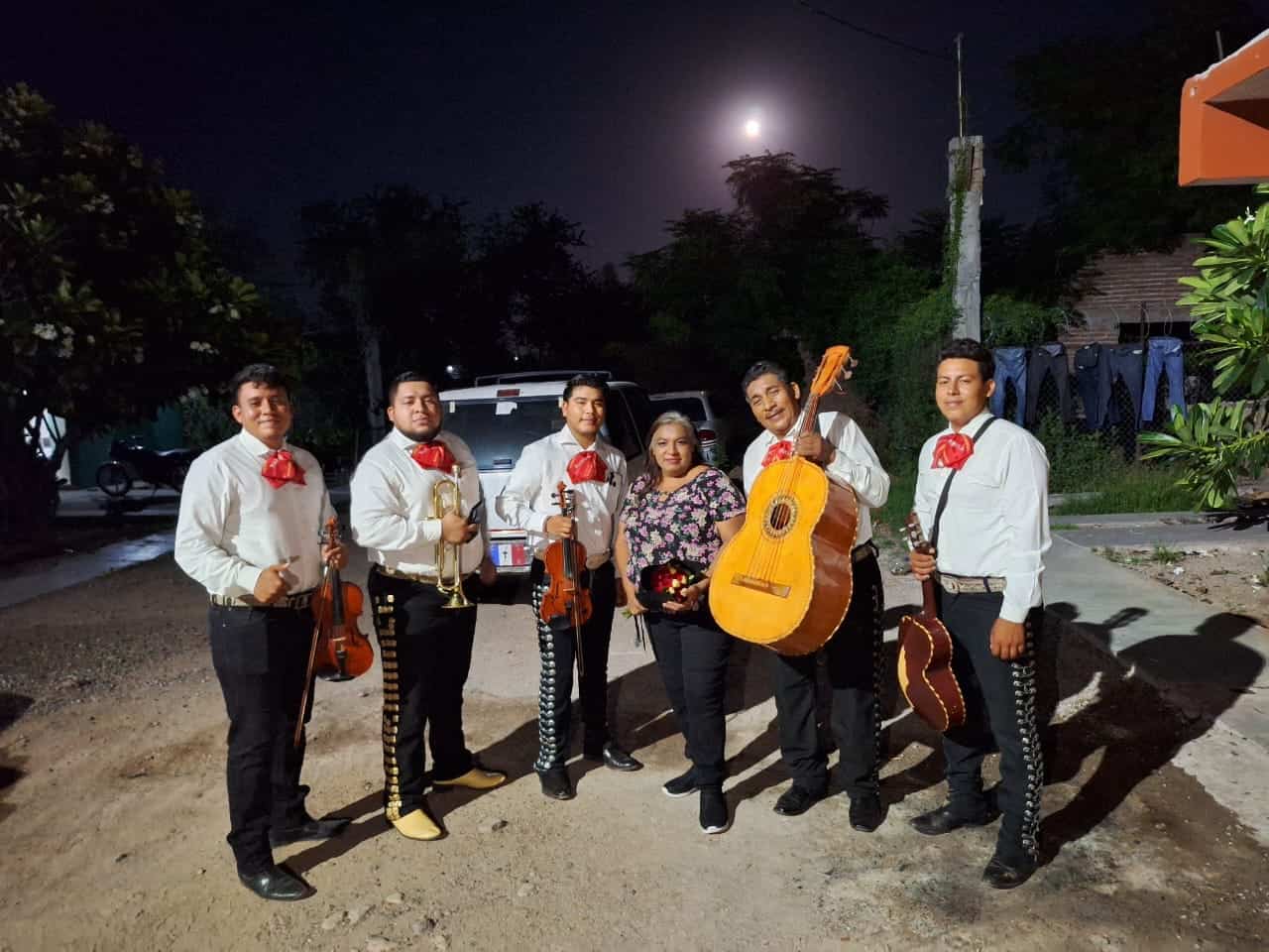 Músicos hacen su agosto por Día de las Madres