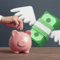 5 consejos de la Condusef para que tu dinero no se vaya volando