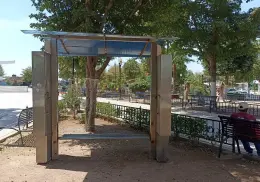 Últimos detalles para módulo de lectura en la plaza pública de Esperanza 