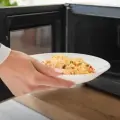 ¿Usas microondas? Estas son las comidas que podrían volverse tóxicas al recalentarse