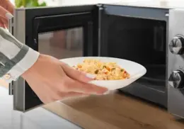 ¿Usas microondas? Estas son las comidas que podrían volverse tóxicas al recalentarse
