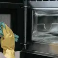 ¿Cómo quitar las manchas del microondas sin dañarlo?