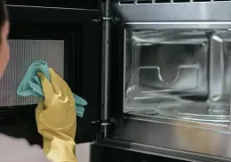 ¿Cómo quitar las manchas del microondas sin dañarlo?