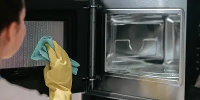 ¿Cómo quitar las manchas del microondas sin dañarlo?