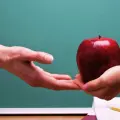 Día del Maestro: ¿Por qué se regalaba manzanas a los profesores?