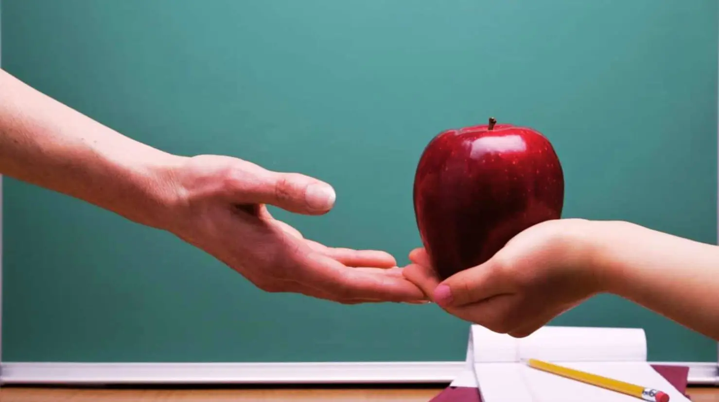 Día del Maestro: ¿Por qué se regalaba manzanas a los profesores?