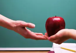 Día del Maestro: ¿Por qué se regalaba manzanas a los profesores?