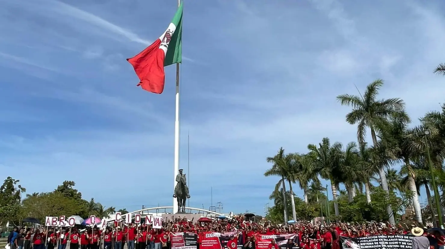 Maestros de la Región del Yaqui hacen plantón frente a Palacio Municipal en Cajeme