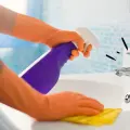 Ni vinagre ni bicarbonato: 3 formas de eliminar el sarro del baño para dejarlo reluciente y sin residuos