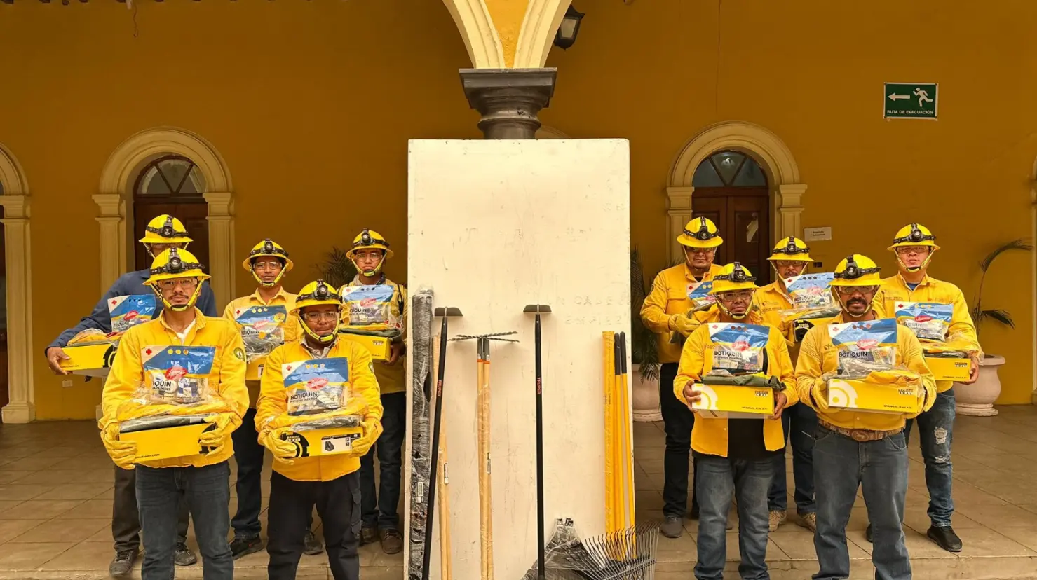 Equipan y reconocen a brigadistas de Álamos