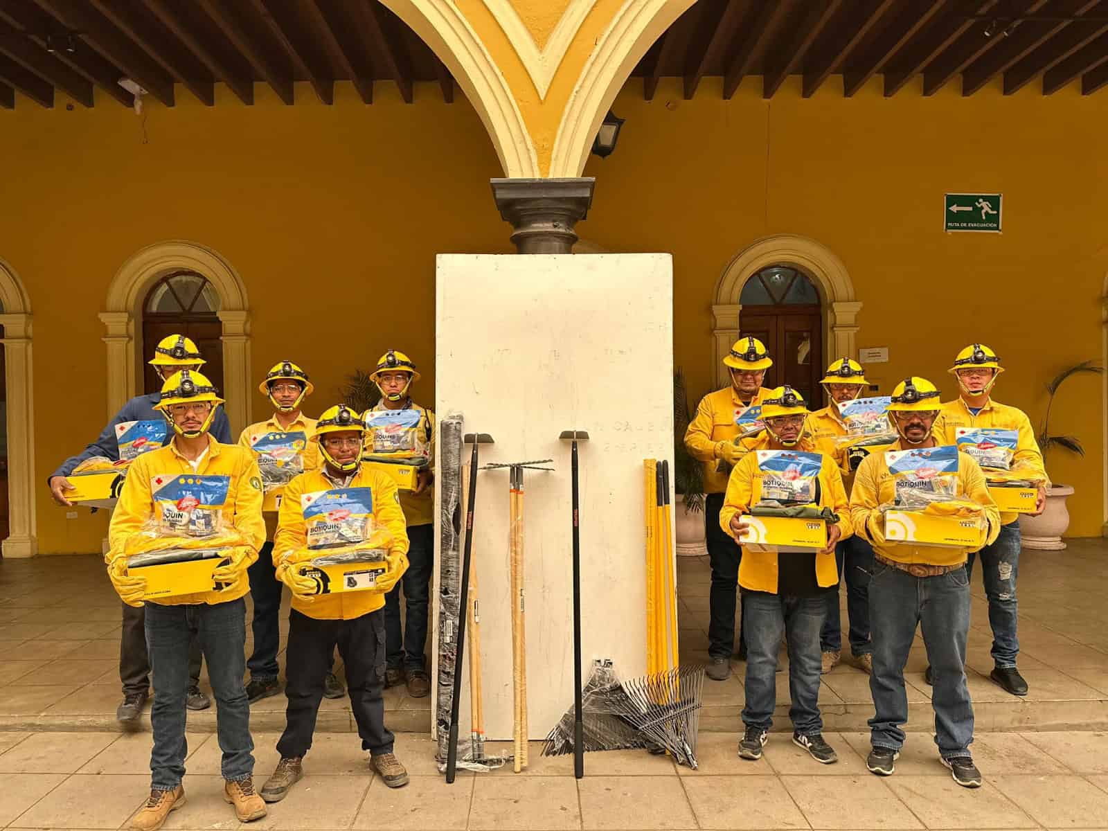 Equipan y reconocen a brigadistas de Álamos