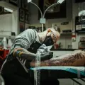 ¿Cuánto puede ganar un tatuador en México mensualmente? Esto se sabe al respecto