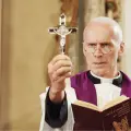 ¿Dónde ver “Libera Nos” el documental sobre exorcismos aprobado por la Iglesia?