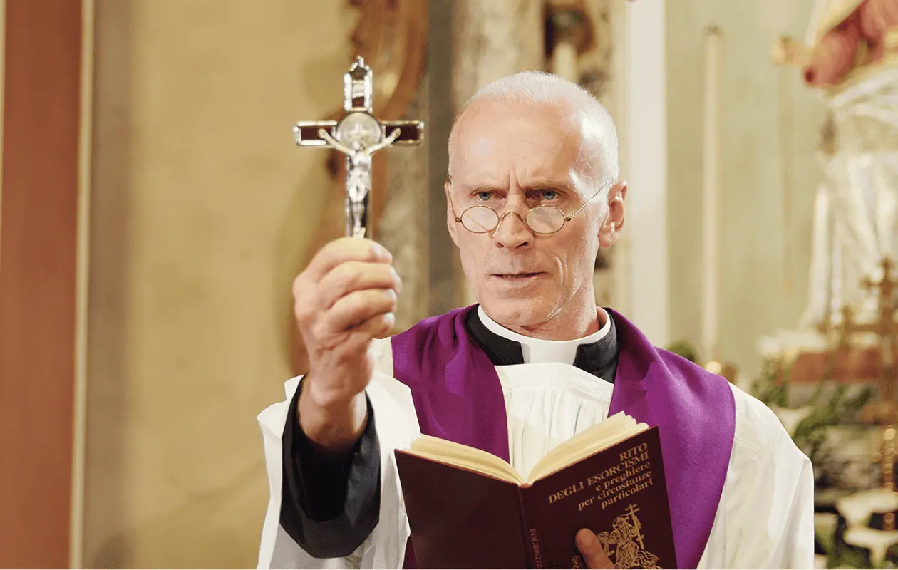 Entre los expertos que participan destacan el célebre exorcista padre Gabriele Amorth y Francesco Bamonte.