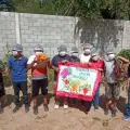 Niños cultivan sus propios alimentos