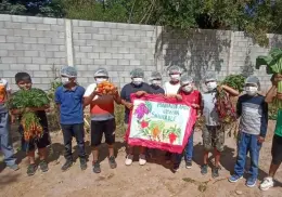 Niños cultivan sus propios alimentos