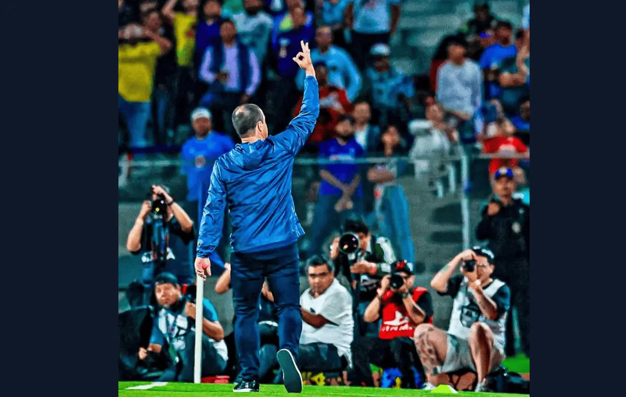 Muchos interpretaron la seña del técnico como una provocación a la afición celeste.