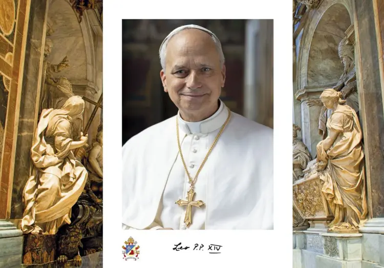 Vaticano publica la foto oficial del Papa León XIV ¿Qué significado tiene la cruz que porta?