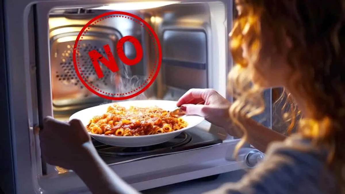 ¿Cuáles son los alimentos que no se deben calentar en el microondas?