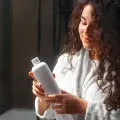 Este shampoo cuesta menos de 150 pesos y cubre las canas en cuestión de minutos. ¡Échale un vistazo!