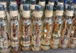 Adicionan alacranes a sus bebidas