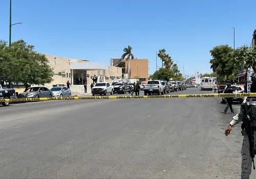 Identifican vehículo en el que gatilleros huyeron tras balacera en IMSS de Obregón